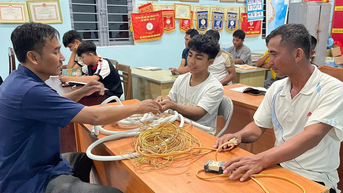 Khi nông dân học làm thợ điện, thợ máy