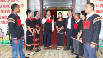 លេខាបក្សខេត្ត Dak Lak លោក Luong Nguyen Minh Triet បានចូលរួមទិវាឯកភាពជាតិដ៏អស្ចារ្យនៅភូមិ Dak Tuor។