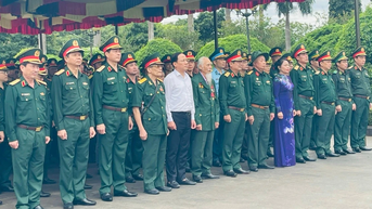 គណៈប្រតិភូចូលរួមសន្និសីទវិទ្យាសាស្ត្រ រំលឹកខួបលើកទី៦០ នៃជ័យជំនះ Plei Me ថ្វាយផ្កា និងធូប នៅទីបញ្ចុះសព ទុក្ករបុគ្គលខេត្ត។