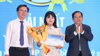 ពិធី​ប្រគល់​រង្វាន់​នៃ​ការ​ប្រលង​សំណេរ​ "អ្នក​គ្រូ​ជាទី​ស្រឡាញ់​" និង "ចិត្ត​សប្បុរស​នៅ​ជុំវិញ​យើង"