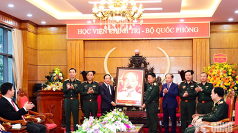 នាយឧត្តមសេនីយ៍ Trinh Van Quyet អបអរសាទរសាលា សាលារៀន និងលោកគ្រូអ្នកគ្រូ