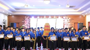 សិស្ស​ស្រី​ថ្នាក់​ទី​១១​ទទួល​បាន​ជ័យ​លាភី​លេខ​១​ក្នុង​ការ​ប្រលង​កណ្ដឹង​មាស​ផ្នែក​ប្រជាជន​និង​សុខភាព​បន្ត​ពូជ