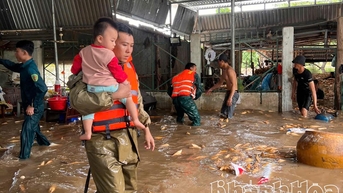 Lực lượng công an, dân quân, trật tự cơ sở xã Phước Hậu khẩn trương giúp dân ứng phó mưa lũ