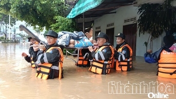 50 cán bộ, chiến sĩ Cảnh sát cơ động tăng cường đến phường Tây Nha Trang giúp dân