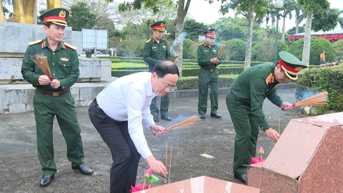 គណៈប្រតិភូដែលចូលរួមសន្និសីទវិទ្យាសាស្ត្រ Plei Me Victory បានថ្វាយផ្កា និងធូប ដើម្បីរំលឹកដល់វិញ្ញាណក្ខន្ធនៃយុទ្ធជនពលី។