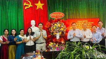 Lãnh đạo tỉnh Quảng Ngãi thăm, chúc mừng thầy cô giáo vùng sâu, vùng xa