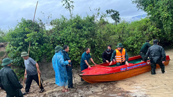 Gia Lai: Giải cứu 10 người bị mắc kẹt giữa dòng lũ