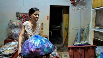 Hội An lại ngập sâu: Dân hối hả chạy lũ, du khách tò mò lội nước check-in