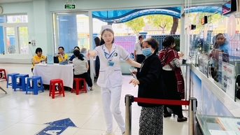 2,000 ពាន់លានដើម្បីគាំទ្រការធានារ៉ាប់រងសុខភាពសម្រាប់មនុស្ស 2.7 លាននាក់ អ្នកអានសរសើរគោលការណ៍ "មនុស្សធម៌ និងមានន័យ"