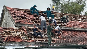 Lực lượng vũ trang giúp dân khắc phục hậu quả lốc xoáy