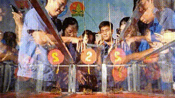 VIDEO: Người dân, du khách chen chân xem đua cua ở Cà Mau