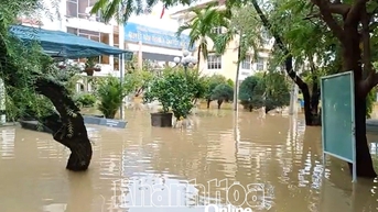 Nhiều trường tiếp tục cho học sinh nghỉ học ngày 18-11