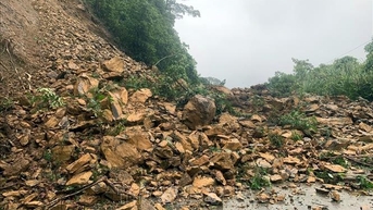 ខេត្តក្វាងទ្រី៖ ខ្យល់ព្យុះកំបុតត្បូងបានបង្កការបាក់ដីបាក់ទំនប់ផ្លូវជិត១០០ម៉ែត្រក្នុងឃុំ Ai Tu