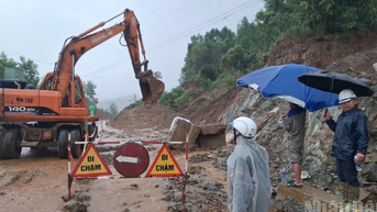 Khẩn trương khắc phục sụt lở trên Quốc lộ 14E, bảo đảm giao thông...