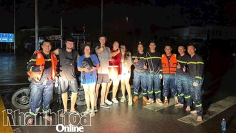 Ứng cứu kịp thời 3 du khách Nga bị mắc kẹt giữa vùng lũ