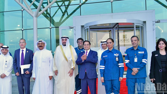 Thủ tướng Phạm Minh Chính thăm tổ hợp lọc hóa dầu lớn hàng đầu thế giới tại Kuwait