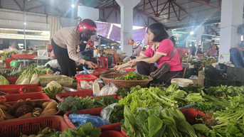 Giá rau củ tăng mạnh sau mưa lũ