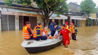 Mưa lớn tiếp diễn tại nhiều tỉnh, thành phố miền trung