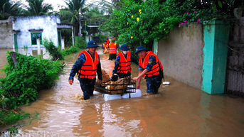 Trung đoàn Không quân 937 hỗ trợ phường Đô Vinh ứng phó mưa lũ