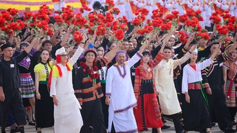 អនុវត្តការគិតរបស់ហូជីមិញ និងការណែនាំរបស់អគ្គលេខាធិកា To Lam បន្តប្រពៃណី ៩៥ ឆ្នាំ - គណៈកម្មាធិការបក្សរណសិរ្សមាតុភូមិ និងអង្គការមជ្ឈិមជំរុញការកសាងឯកភាពជាតិដ៏អស្ចារ្យក្នុងយុគសម័យថ្មី។