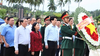 Đà Nẵng: Chủ tịch nước Lương Cường dâng hương tại Nghĩa trang Liệt sĩ Điện Bàn
