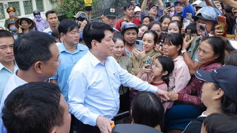 ប្រធានរដ្ឋ Luong Cuong ចុះសួរសុខទុក្ខជនរងគ្រោះដោយទឹកជំនន់នៅទីក្រុង Da Nang