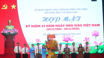 Can Tho បានរៀបចំកិច្ចប្រជុំដើម្បីអបអរសាទរខួបលើកទី 43 នៃទិវាគ្រូបង្រៀនវៀតណាម ថ្ងៃទី 20 ខែវិច្ឆិកា