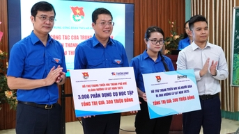 ចុះសួរសុខទុក្ខ និងផ្តល់អំណោយដល់លោកគ្រូ អ្នកគ្រូ និងសិស្សានុសិស្សដែលរងគ្រោះដោយទឹកជំនន់