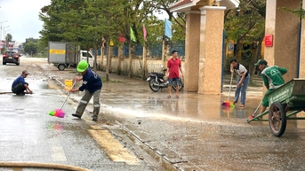 Vừa dọn vệ sinh môi trường, vừa ứng phó với mưa lớn