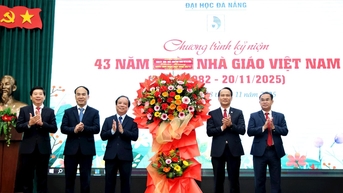 ថ្នាក់ដឹកនាំទីក្រុង Da Nang អញ្ជើញមកទស្សនា និងអបអរសាទរទិវាគ្រូបង្រៀនវៀតណាម ថ្ងៃទី 20 ខែវិច្ឆិកា