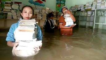 Đắk Lắk: Thầy cô dọn lũ đón học sinh trở lại trường