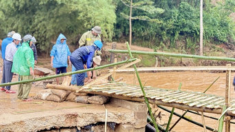 Cầu bê tông bị lũ cuốn sập, quân dân làm cầu tre giúp 1.200 người thoát cô lập