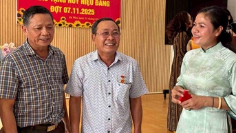 មន្ត្រី ព្រឹទ្ធាចារ្យ ភូមិ និង​អ្នក​មាន​កិត្យានុភាព​ក្នុង​ឃុំ​អៀ​វឺរ​នៅ​ជិត​ប្រជាពលរដ្ឋ រួម​ដៃ​គ្នា​លុប​បំបាត់​ភាព​អត់​ឃ្លាន និង​កាត់​បន្ថយ​ភាព​ក្រីក្រ។