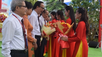 សាកលវិទ្យាល័យ Dong Thap ផ្តល់កិត្តិយសដល់សាស្រ្តាចារ្យ និងសាស្ត្រាចារ្យរងថ្មី។