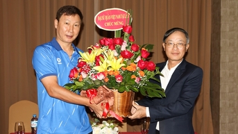 Đại sứ quán Việt Nam tại Lào khích lệ tinh thần đội tuyển Việt Nam