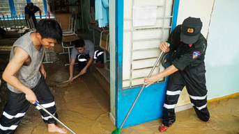 ខេត្ត Khanh Hoa ៖ ប្រជាពលរដ្ឋ​មមាញឹក​សម្អាត​ដោយ​បារម្ភ​ពី​ទឹកជំនន់​នាពេល​ខាង​មុខ​