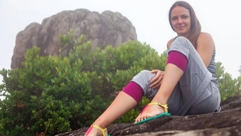 Ngủ trên xe giường nằm, cô gái tỉnh dậy sốc nặng thấy người lạ ở bên cạnh