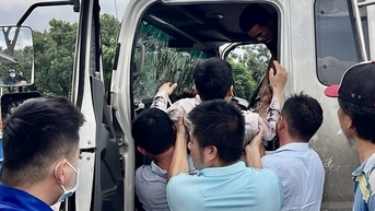 ខូចកាប៊ីន ដើម្បីជួយសង្រ្គោះអ្នកបើកបររថយន្ត បន្ទាប់ពីបុកជាមួយត្រាក់ទ័រសណ្តោងរ៉ឺម៉ក