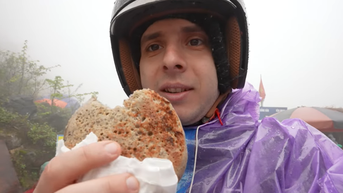 ភ្ញៀវ​ទេសចរ​លោក​ខាង​លិច​លាន់​មាត់​សរសើរ​មុខ​ម្ហូប​ពិសេស 'ស្រួយ​ខាង​ក្រៅ ទន់​ខាង​ក្នុង' តម្លៃ 5,000 ដុង នៅ Tuyen Quang