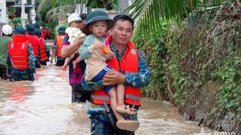 Khánh Hòa: Bộ đội dầm mình trong nước lũ đưa người dân đến nơi an toàn
