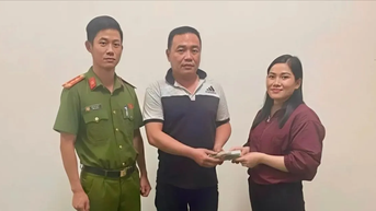 ស្ត្រី​ម្នាក់​យក​លុយ​ចំនួន​១៥០​លាន​ដុង ហើយ​ប្រគល់​ជូន​អ្នក​ដែល​បាត់​នោះ​វិញ​ភ្លាម​ៗ