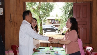 Ủy ban MTTQ Việt Nam tỉnh thăm, tặng quà người có uy tín trên địa bàn xã Ea Wer