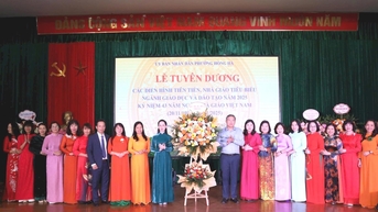 Hong Ha Ward សរសើរ​អ្នក​គំរូ​ជឿនលឿន និង​គ្រូ​គំរូ