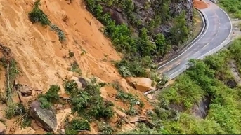 ការ​បំផ្ទុះ​នឹង​ត្រូវ​ប្រើ​ដើម្បី​បំបែក​ថ្ម​ដើម្បី​ជួសជុល​ការ​បាក់​ដី​នៅ​លើ Khanh Le pass។