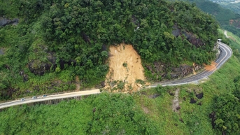 Giải cứu 2 xe chở hoa Đà Lạt mắc kẹt giữa các điểm sạt lở đèo Khánh Lê