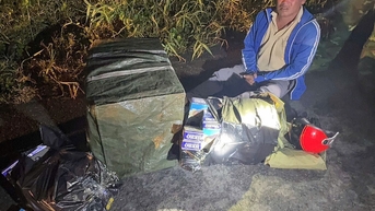 Bắt giữ đối tượng vận chuyển 1.450 bao thuốc lá ngoại nhập lậu