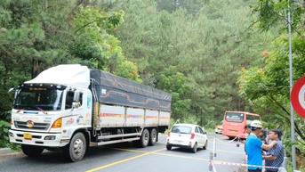 Phân luồng giao thông trên đèo Mimosa - Quốc lộ 20 để khắc phục sự cố sạt lở