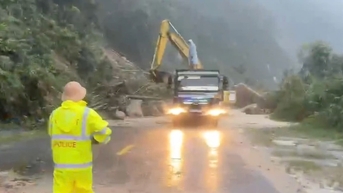 ប៉ូលីសចរាចរណ៍ Lam Dong ជួយសង្គ្រោះមនុស្ស 11 នាក់ដែលជាប់គាំងនៅ Khanh Le pass