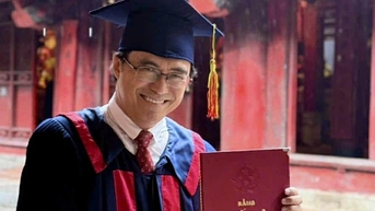 នាយក Huu Luan បានទទួលបណ្ឌិតផ្នែកគ្រប់គ្រងវប្បធម៌យ៉ាងសប្បាយរីករាយ។