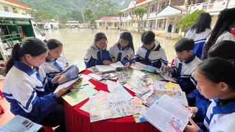 Trường THPT Bảo Lâm tổ chức đọc sách tại xe thư viện lưu động - Báo Cao Bằng điện tử